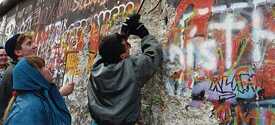 "Mauerspecht" ("Wall Woodpecker"), Berlin, November 1989, between Reichstag and Potsdamer Platz