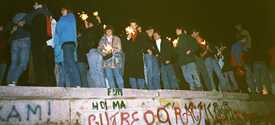 With sparklers on the Berlin Wall: Brandenburg Gate on 10 November 1989