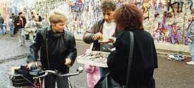 Sale of wall pieces, picture taken between 15 November 1989 and 15 January 1990 in Berlin, near Brandenburg Gate