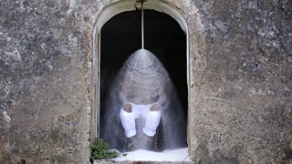 Da série "Refino", performance em vídeo de Tiago Sant’Ana (2017), feito no antigo Engenho de Oiteiro, Terra Nova, Bahia.