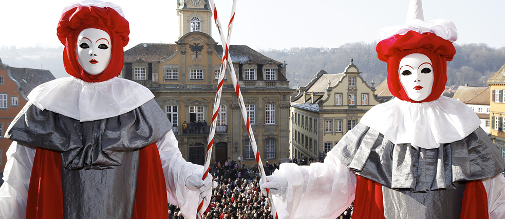 Anderswo feiert man Karneval oder Fasching, in Hall ziehen die Bewohner zur Hallia Venezia in prächtigen Kostümen durch die Straßen.