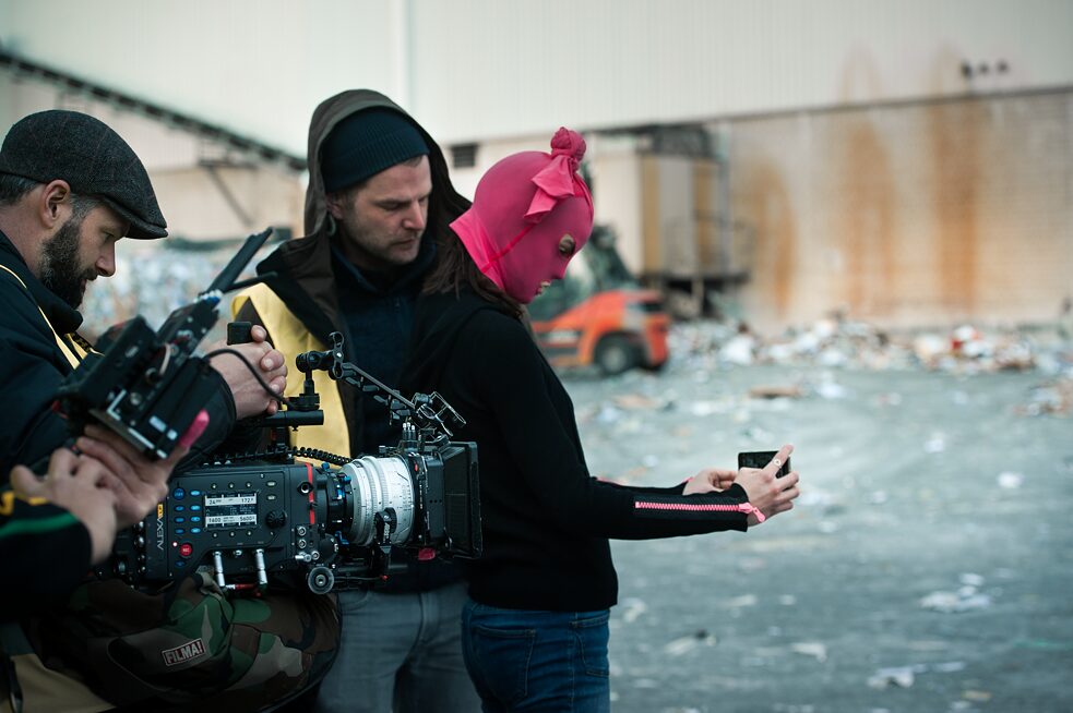Production still frame from the Netflix Germany original series "We are the wave": On the set with Luise Befort (as Lea Herst)