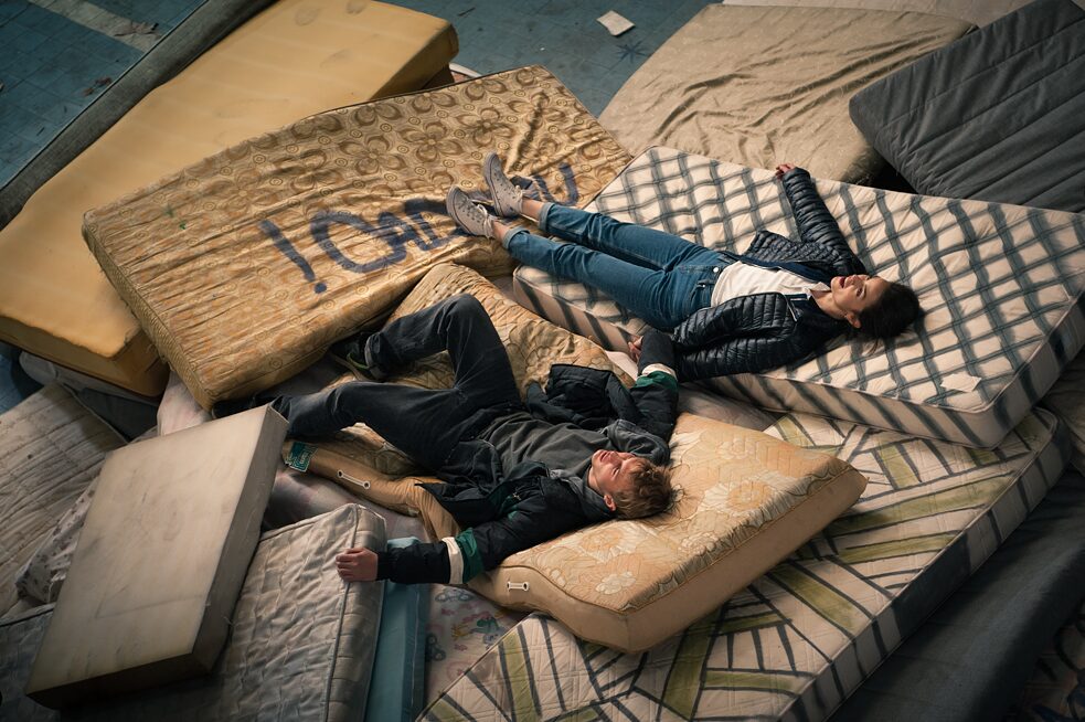 Still Image from the Netflix Germany original series "We are the wave": Tristan (Ludwig Simon) and Lea (Luise Befort) are having fun in the abandonded factory.