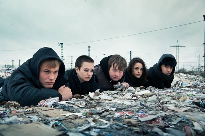 Image fixe de la série originale de Netflix Allemagne « We are the wave » :  Le groupe de cinq adolescents à l'affût sur de grandes cales à papier.