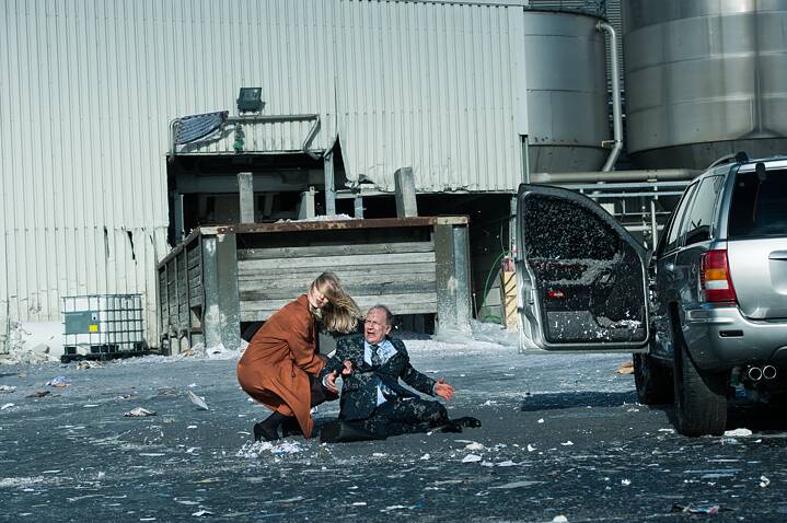Image fixe de la série originale de Netflix Allemagne « We are the wave » :  Incident à l'usine de papier.