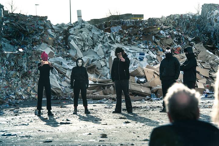 Image fixe de la série originale de Netflix Allemagne « We are the wave » :  Le groupe affronte Kurt Elsner (Bernhard Geffke) à l'usine de papier.