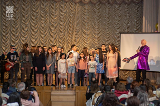 Alle Teilnehmer*innen mit dem Moderator Holger Schmidt