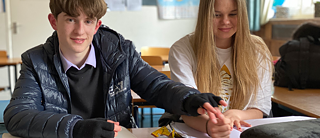 SchuelerInnen am Tisch