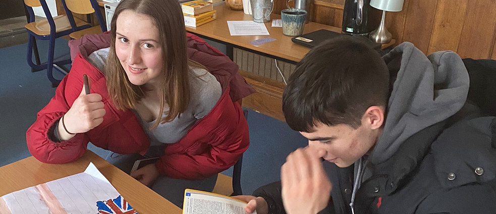 SchuelerInnen am Tisch