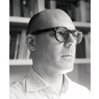 Portraitbild von Michael Zichy in Graustufen; Zichy trägt Brille und kariertes Hemd und schaut schräg aus dem Bild © © Michael Zichy Michael Zichy