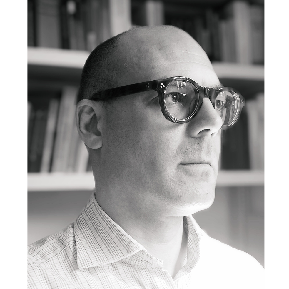 Portrait de Michael Zichy en noir et blanc ; Zichy porte des lunettes et une chemise à carreaux..
