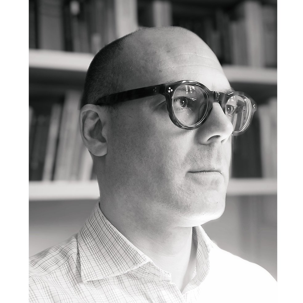 Retrato de Michael Zichy en escala de grises; usa lentes y una camisa a cuadros.