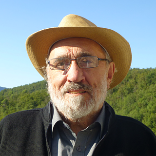 Portraitbild von Georg Seeßlen; er hat einen weißen Bart, trägt eine Brille und einen beigen Hut © © Georg Seeßlen Georg Seeßlen