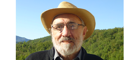  Portraitbilg von Georg Seeßlen; er hat einen weißen Bart, trägt eine Brille und einen beigen Hut
