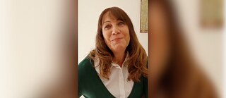 Portrait von Gali Mir Tibon; sie hat lange Haare und trägt einen grünen Pullover