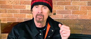 Portraitbild von T. C. Boyle, der eine Mütze trägt