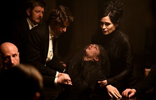 Photo de promotion de la série Freud de Netflix : Viktor et Sophia Szápáry (Philipp Hochmair et Anja Kling) dirigeant une séance