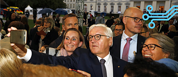 Mit dem Smartphone haben Politiker und Politikerinnen ihre öffentlichkeitswirksame Bühne immer dabei.