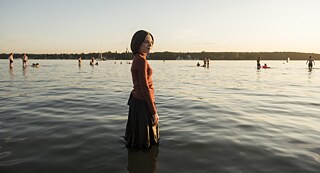 The protagonist of the series, Esther Shapiro (Shira Haas), genannt Esty, stands knee deep in the Berliner Wannsee