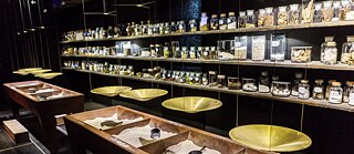 Dans un laboratoire d’alchimie reconstitué, les visiteurs peuvent choisir les matériaux appropriés avant de les combiner entre eux.