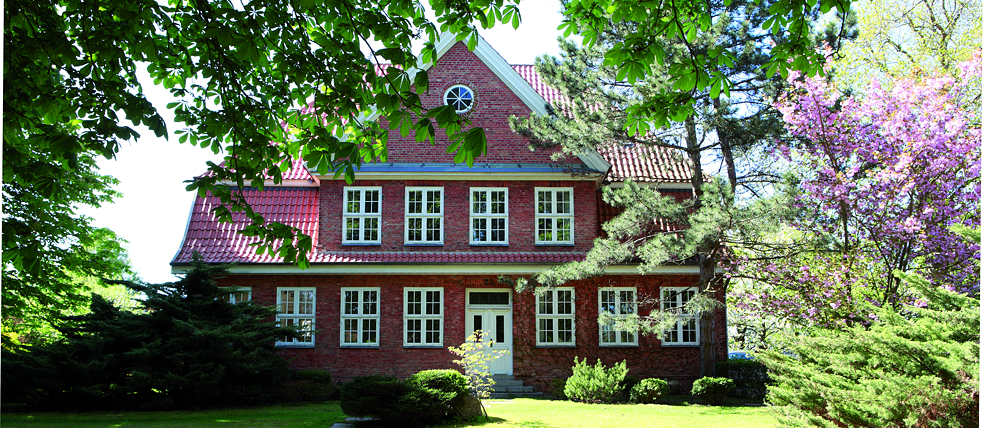 Jan Kollwitz runs his workshop in the pastorate of Cismar, located on the Baltic Sea coast between Lübeck and Kiel. Behind the house is the anagama kiln a master Japanese kiln builder flew in to build.  