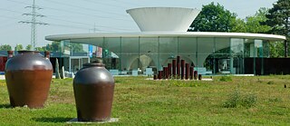 The Keramion museum in Frechen features historical, modern and contemporary ceramic art from Europe and the surrounding region. The museum’s roof is modelled on the silhouette of a pottery wheel.