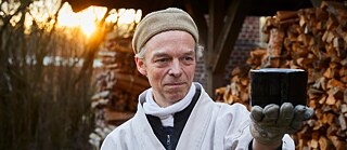 La cendre du bois brûlé est projetée par air qui circule dans l’énorme chambre du four, laissant des motifs caractéristiques et aléatoires sur les objets.