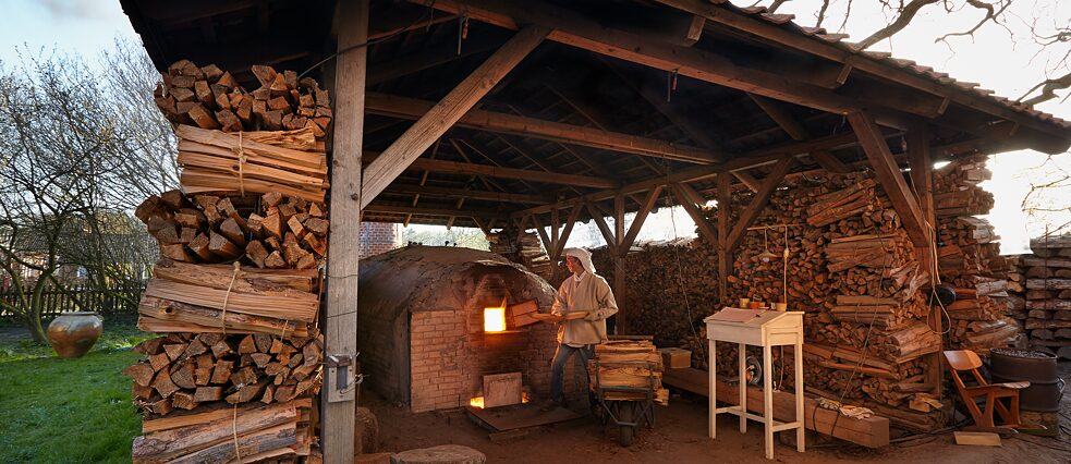 Une cuisson dans le four anagama de Jan Kollwitz dure quatre jours et quatre nuits. Pendant ce temps, la température augmente progressivement pour atteindre 1300 degrés Celsius.