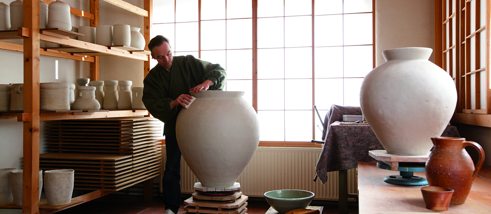 The rooms of the pastorate are filled with ceramics.