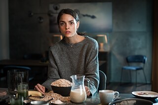 Standbild aus der Netflix Deutschland Serie "We are the wave/ Wir sind die Welle": Lea irritiert ihre Eltern mit ihrer radikalen Haltung.