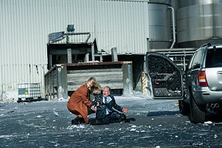 Standbild aus der Netflix Deutschland Serie "We are the wave/ Wir sind die Welle": Zwischenfall in der Papiermühle