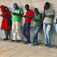 Everyday life in Zimbabwe: Crowds in one of the few public places with free WLAN. People in Mutare, about 270 kilometers east of the capital Harare, 23 November 2019. According to a recent independent report, Zimbabwe has one of the most expensive mobile data sources in the world. The high data costs are mainly attributed to the fact that the country has relatively few mobile internet providers and that it is a landlocked country.