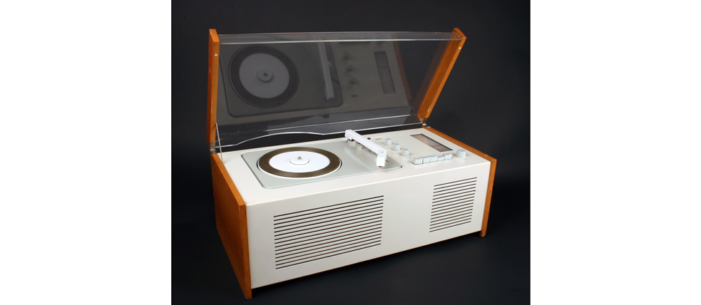 Erst verspottet, dann zum Kult avanciert: Der von Dieter Rams und Hans Gugelot entworfene Radio-Plattenspieler SK4 aus dem Jahr 1956 wurde auch „Schneewittchensarg“ genannt.