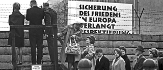 Berlin Wall © ©picture alliance_Herrman Schröer_Timeline Images Berlin Wall