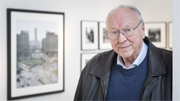 Thomas Billhardt (79) in seiner Ausstellung bei Camera Work 