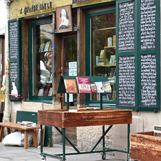 Librairie, des livres exposés devant le magasin, une image de Shakespear accrochée au mur