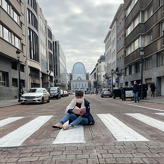 Une lecture rapide sur la route pour le Parlement européen à Bruxelles ? Nous le déconseillons, même si nous ne pouvions pas nous empêcher de prendre ce motif en photo. La prochaine fois, nous préférerons être dans le métro plutôt qu'au milieu de la rue !