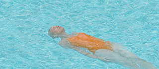 Ein Fisch der auf dem Rücken schwimmt