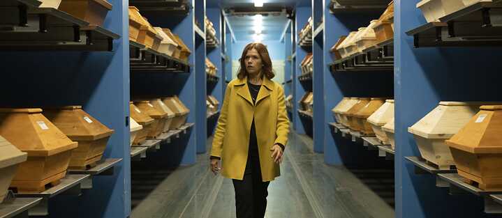 Standbild aus der Netflix Serie "Das letzte Wort: Karla Fazius (Anke Engelke) im Bestattungsinstitut