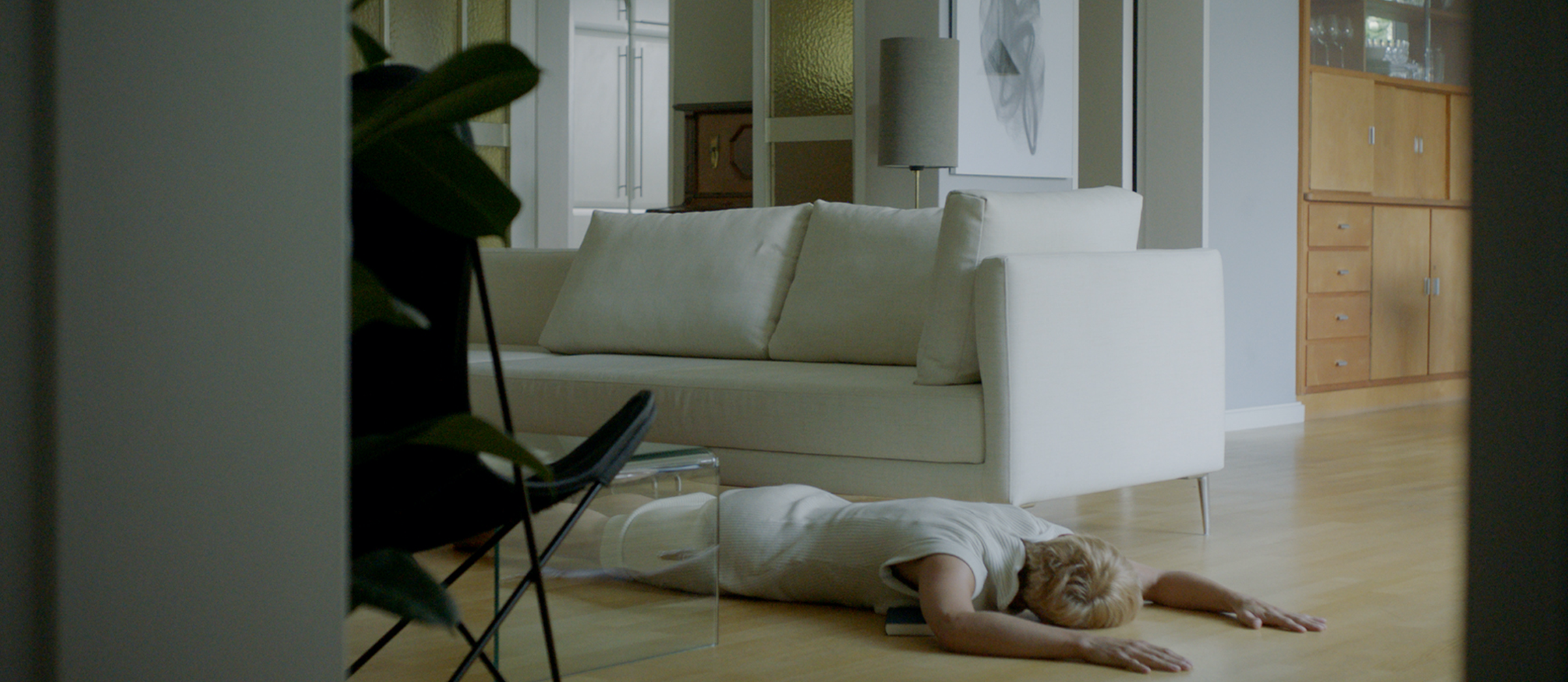 Ein Fisch der auf dem Wasser schwimmt