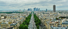 Blick auf das Viertel La Défense, davor eine mit Autos verstopfte Avenue.