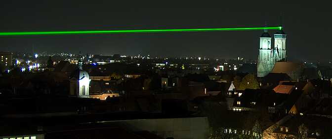 Ein Laserstrahl erinnert jeden Abend an den Verlauf des Gauß-Weber-Telegrafen, des ersten elektromagnetischen Nadeltelegraphen – und sendet dabei geheime Botschaften. 
