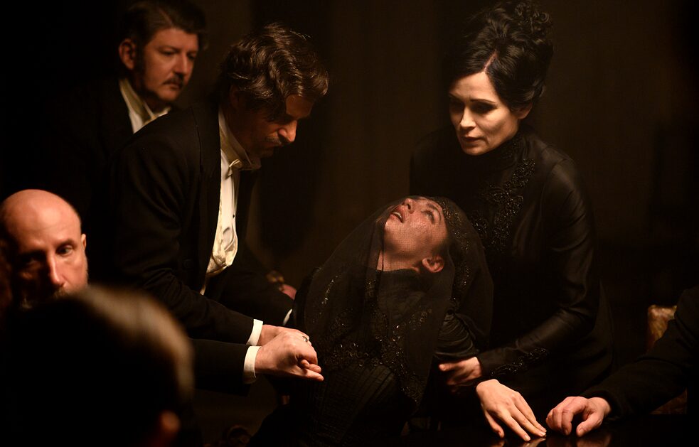 Promo still from the Netflix series "Freud": Viktor and Sophia Szápáry (Philipp Hochmair and Anja Kling) conducting a séance.
