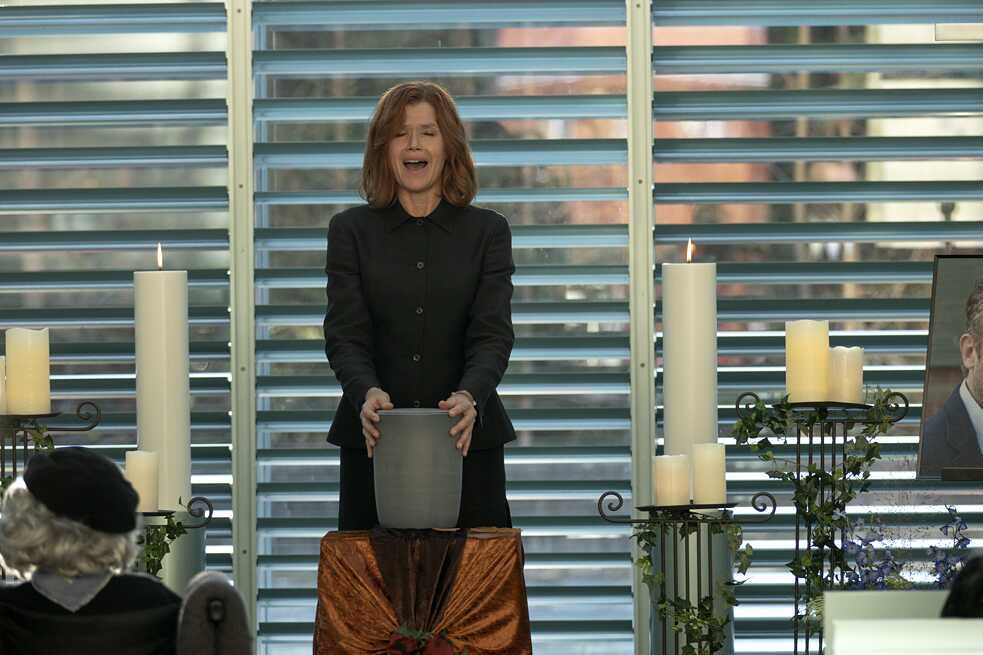 Still from the series "The Last Word" - Karla Fazius (Anke Engelke) 