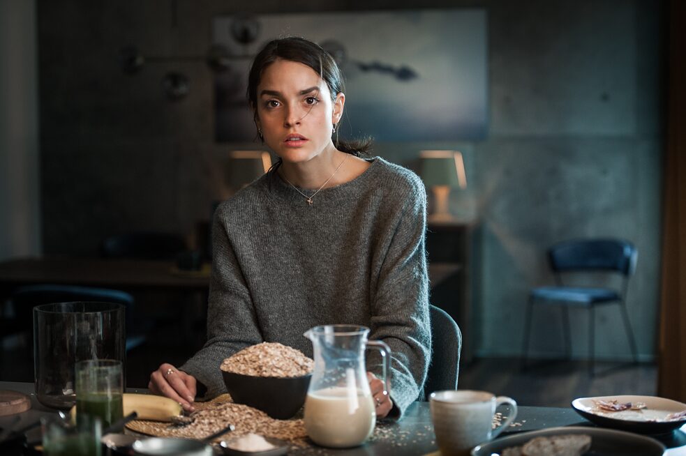 Still frame from the Netflix Germany original series "We are the wave": Lea's ( Luise Beford) radical convictions are a difficult subject for her parents.