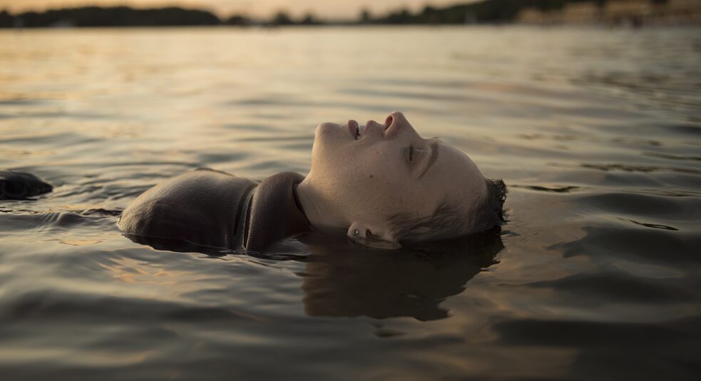Esty schwimmt sich im Wansee frei