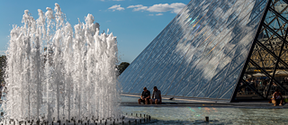 Fontaine près du Musée du Louvre à Paris