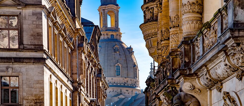 Ein Blick durch die Dresdner Altstadtgassen: Unter anderem aufgrund ihrer Architektur wird die Elbstadt auch als „Elbflorenz“ oder „Venedig des Nordens“ bezeichnet.