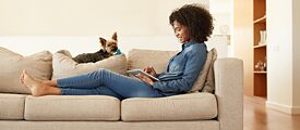 Online-Fortbildung, Frau auf dem Sofa, lernen