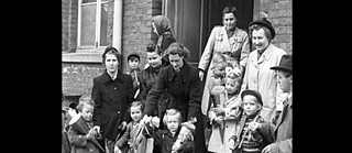 Mädchen mit Gepäck auf einem Bahnsteig 